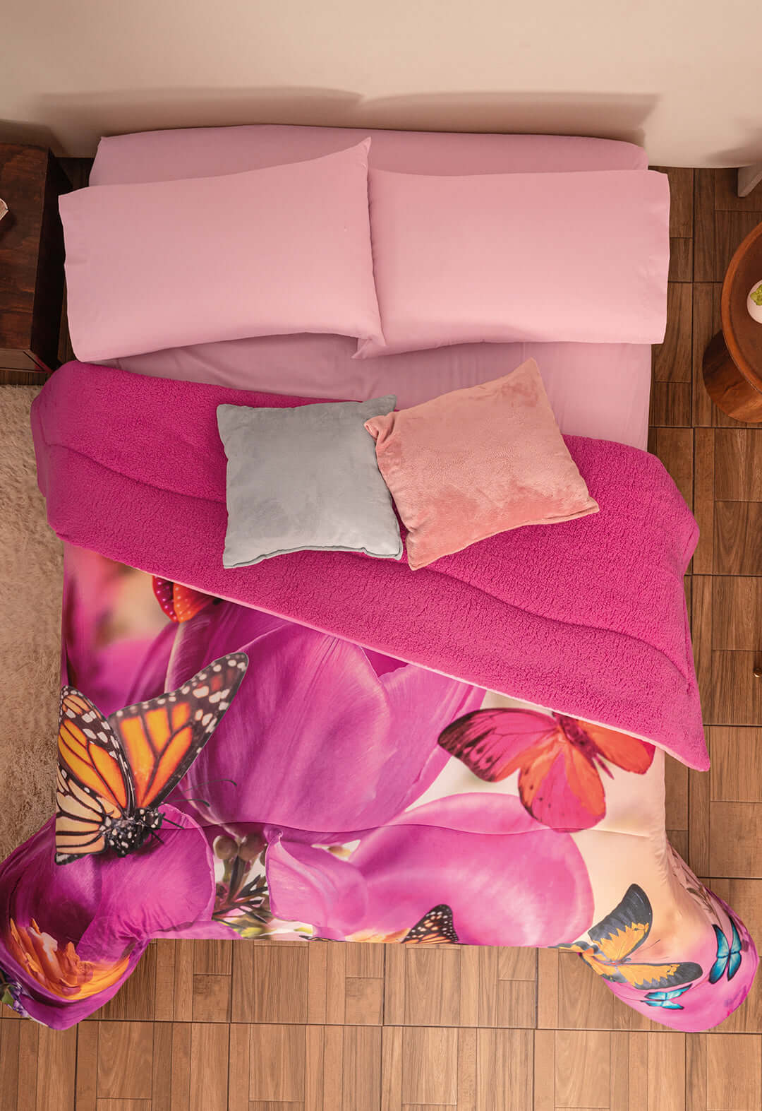 El Cobertor Mariposa, es un cobertor con un diseño hermosos con mariposas de colores  y fondo de diseño floral Fushia.