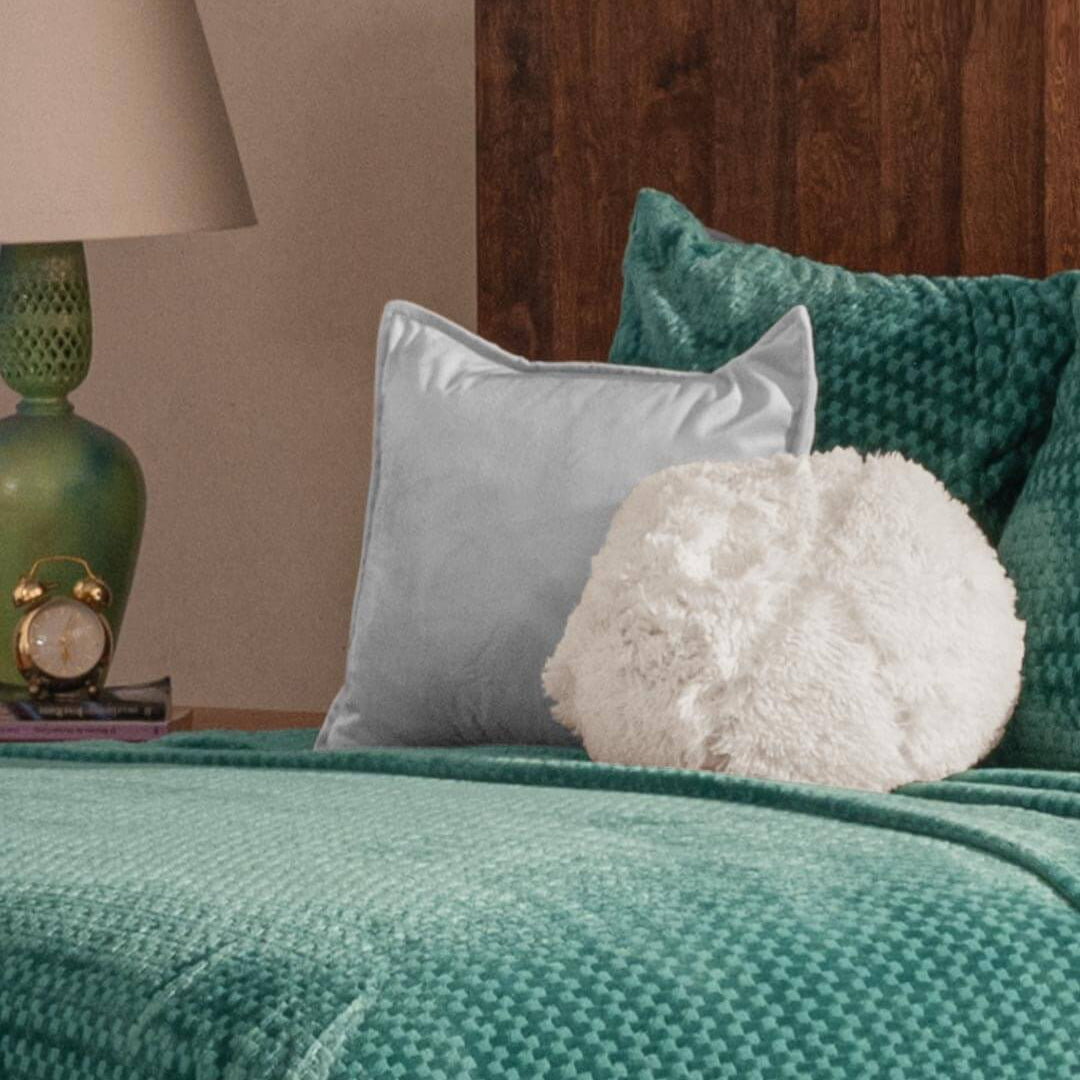 Hermosas Fundas de Cojin Sueños Gris que combina perfecto con entornos coloridos y  da un toque de elegancia a tus espacios.