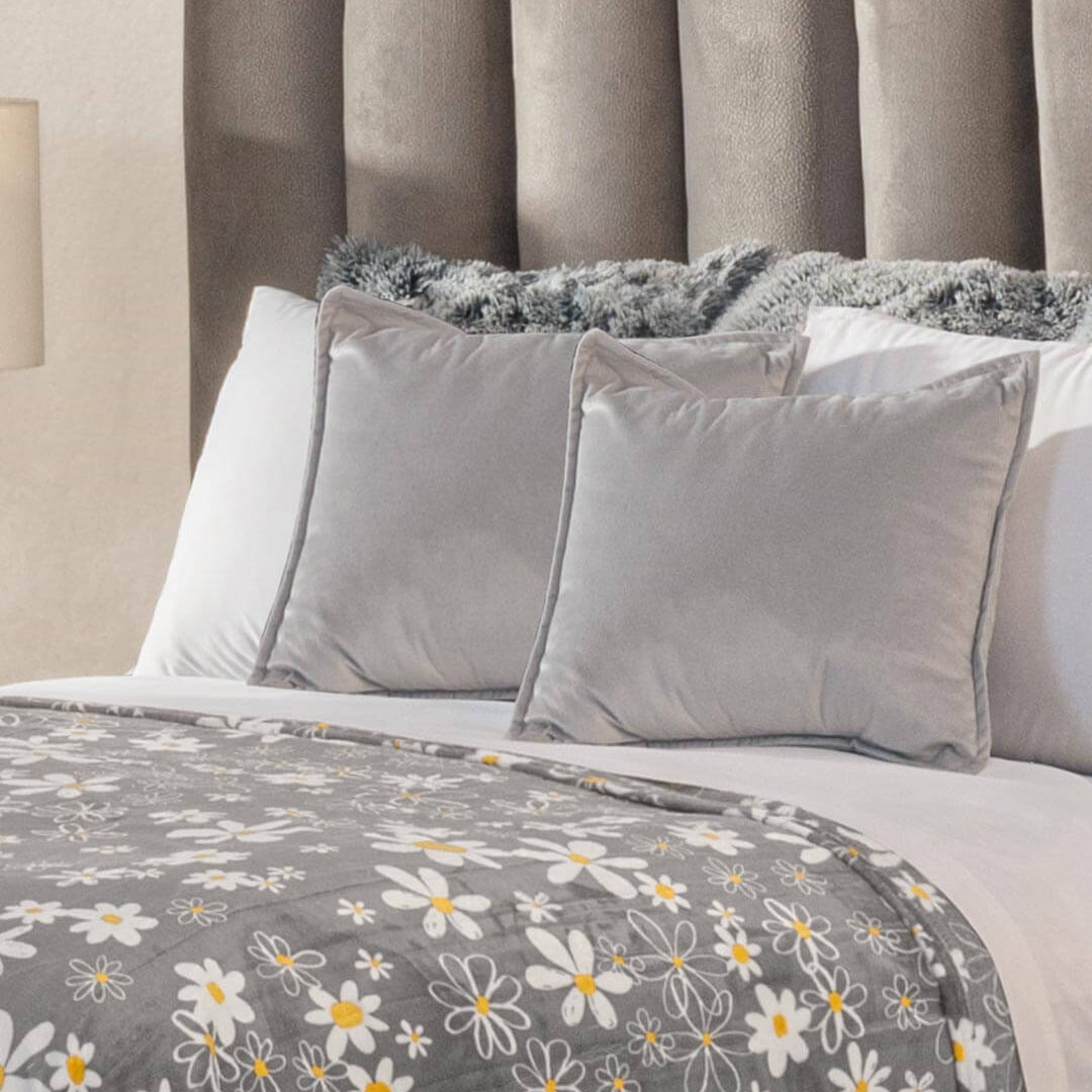Hermosas Fundas de Cojin Sueños Gris que combina perfecto con entornos coloridos y  da un toque de elegancia a tus espacios.