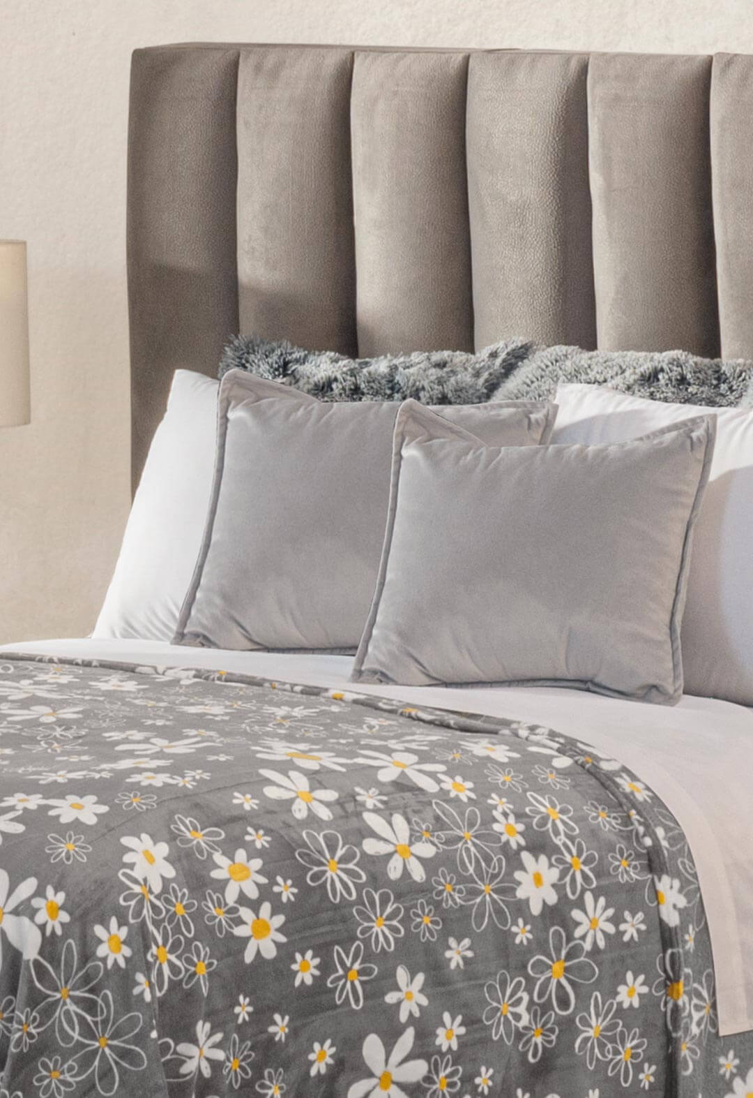 Hermosas Fundas de Cojin Sueños Gris que combina perfecto con entornos coloridos y  da un toque de elegancia a tus espacios.