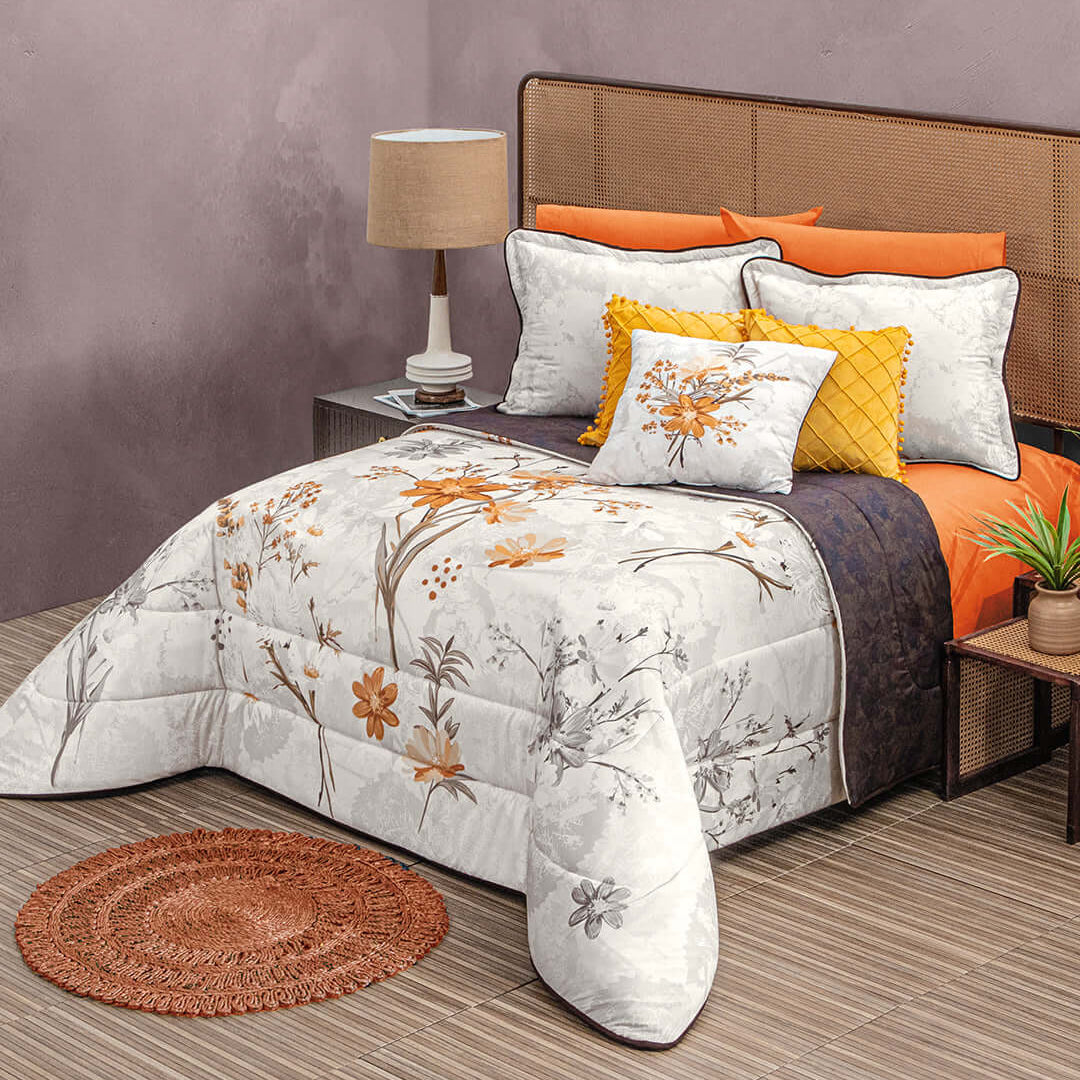 El Juego de Edredón Royal Cotton Naomi es un hermoso juego de tonos naranja, amarillos  y blancos, estampado por ambos lados con un delicado diseño floral.