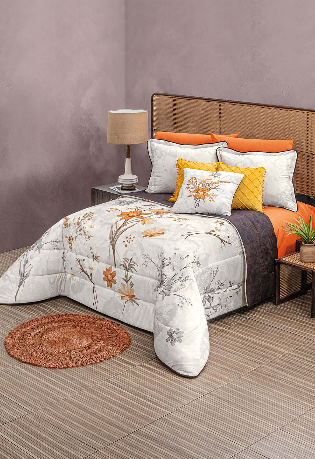 El Juego de Edredón Royal Cotton Naomi es un hermoso juego de tonos naranja, amarillos  y blancos, estampado por ambos lados con un delicado diseño floral.