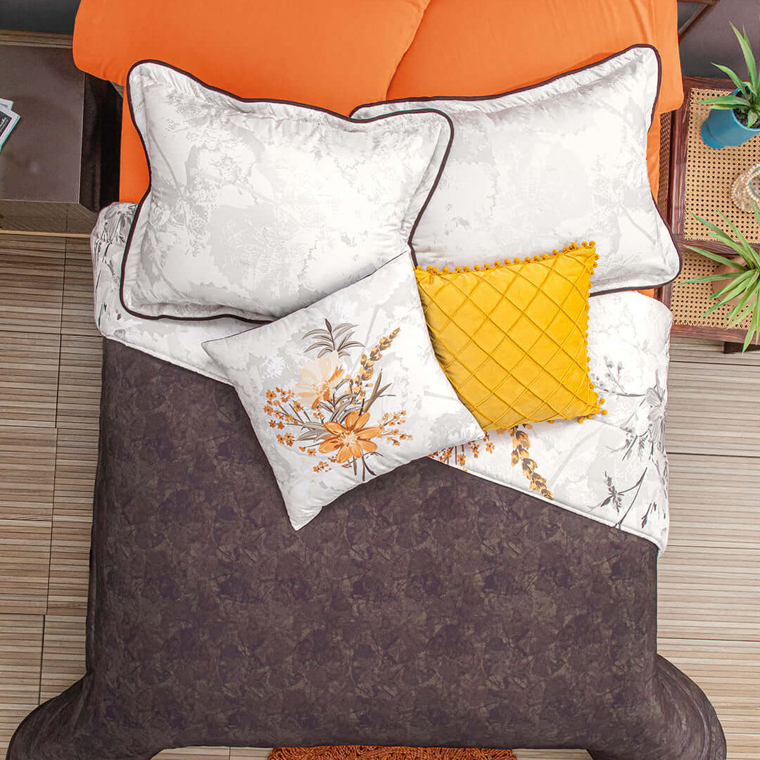 El Juego de Edredón Royal Cotton Naomi es un hermoso juego de tonos naranja, amarillos  y blancos, estampado por ambos lados con un delicado diseño floral.