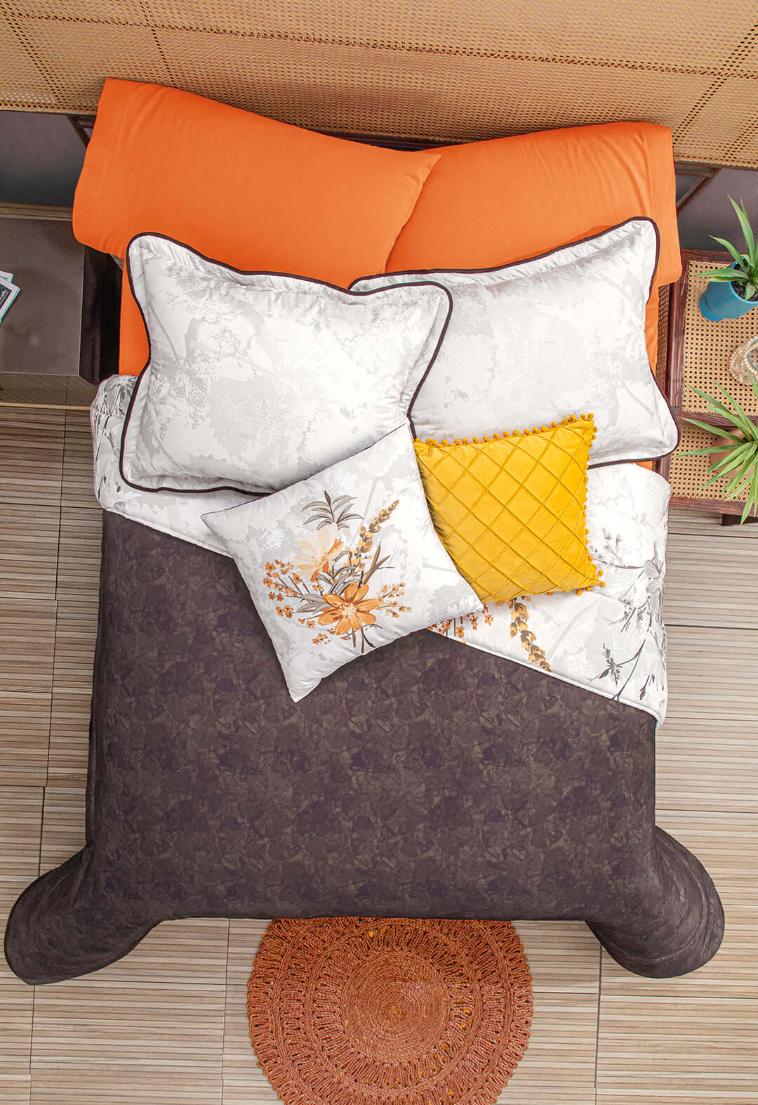 El Juego de Edredón Royal Cotton Naomi es un hermoso juego de tonos naranja, amarillos  y blancos, estampado por ambos lados con un delicado diseño floral.