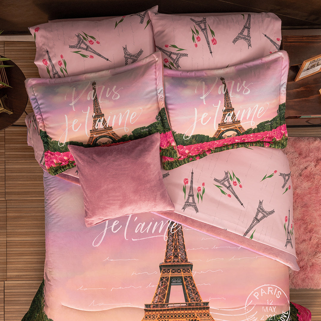 El Coordinado de Cobertor Supreme Romantique, es un hermoso cobertor de tonos Rosa, con diseños florales y estampado con la torre eiffel.