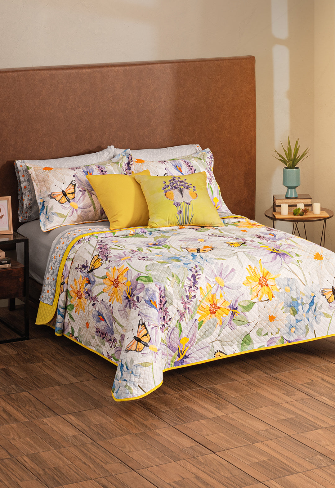 El coordinado de Colcha Hotelera Daisy, es un completo juego color amarillo y hermosos diseños florales de difernetes colores