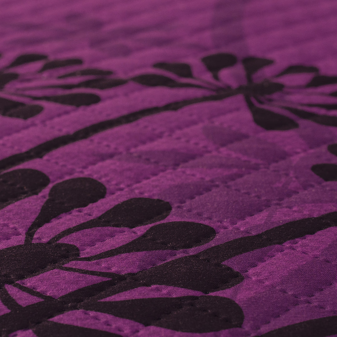 El Coordinado de Colcha Hotelera Violeta, es un completo juego de tonos violeta y un hermosos diseños de dientes de leon.