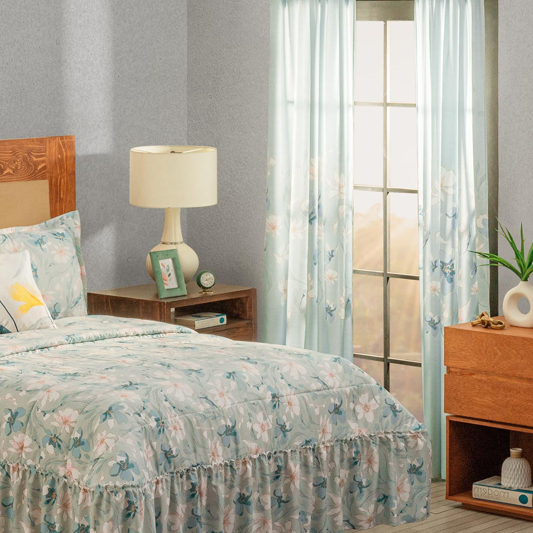 las cortinas Celina, en color Azul y con un lindo diseño floral, es el complemento perfecto para tu habitación.